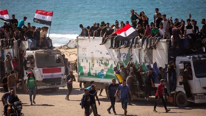 سكان غزة يهتفون باسم مصر أثناء عودتهم إلى منازلهم 