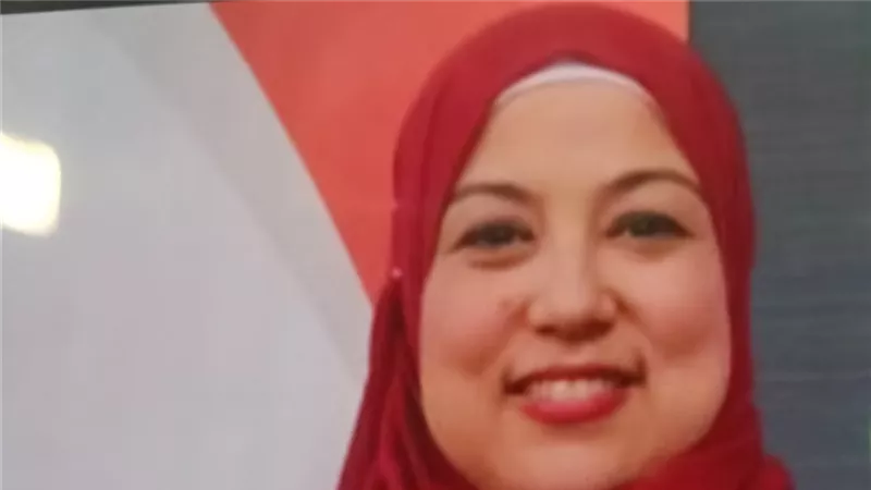 محافظ الإسماعيلية يزور مديرة مكتب المتابعة بعد تعرضها لحادث أثناء تأدية عملها