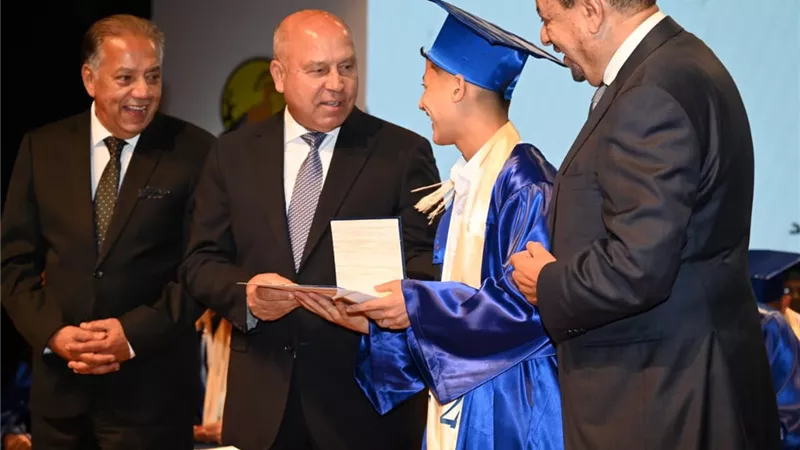  تسليم 22 خريجاً شهاداتهم و9 عقود توظيف لـ 