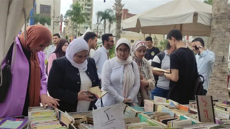 وفد طلابي من كلية العلوم يختتم مشاركات جامعة دمنهور بالمعرض الثامن للكتاب