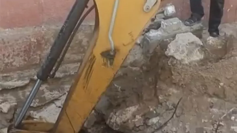 رئيس مياه القناة: إصلاح كسور الشبكات المفاجئة وإعادة تشغيل الخدمة