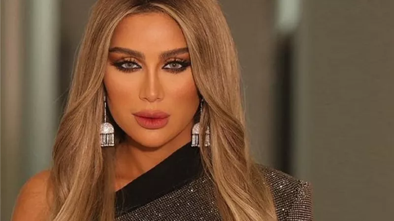 مايا دياب تروج لحفلها في تركيا على الأريكة| صور