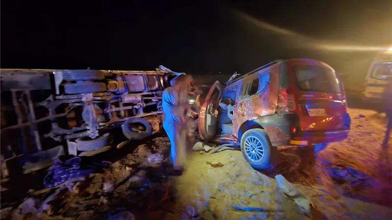راح ضحيته 5 أشخاص.. أول صور من موقع تصادم سيارة نقل بملاكي في قنا  