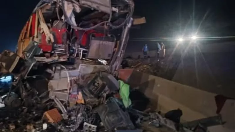 مصرع وإصابة 18 شخصًا في حادث تصادم على طريق الجلالة – الزعفرانة