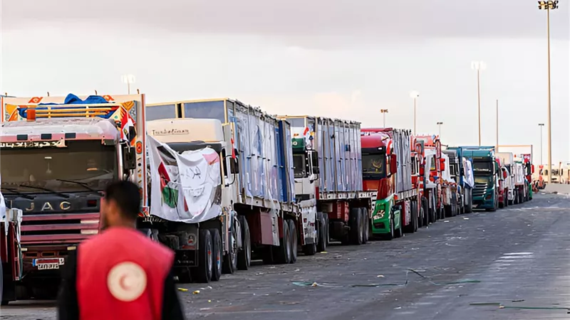  الهلال الأحمر المصري يدفع بـ400 شاحنة مساعدات إلى غزة 