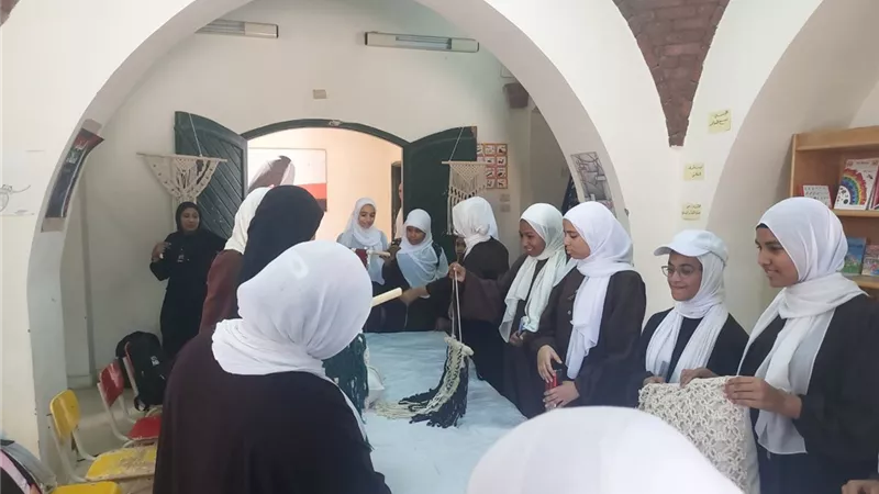 ورشة لتعليم فن المكرمية بقرية الحسينات بالأقصر