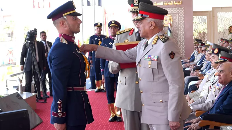 الفريق أول عبد المجيد صقر يشهد حفل تخرج دفعات جديدة من الكليات العسكرية|صور