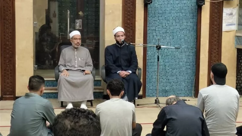  أحكام حمل المصحف وتلاوة القرآن الكريم.. موضوع مناقشات مجالس الإفتاء بالمساجد
