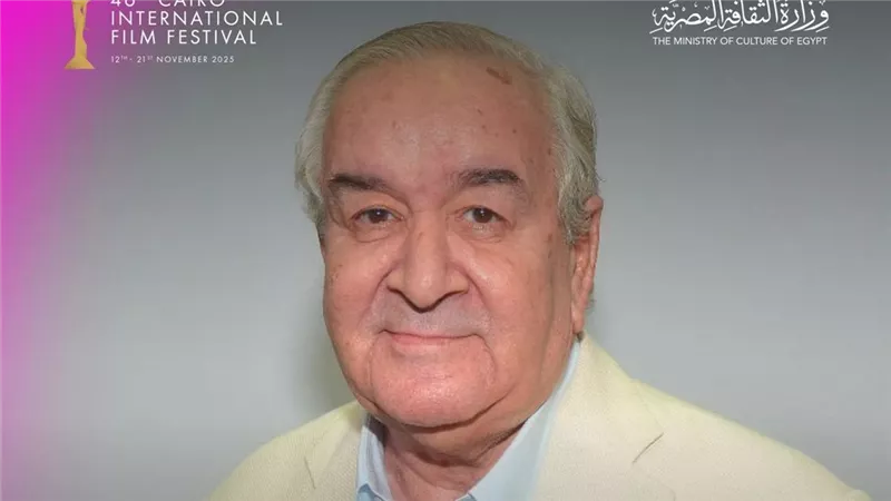 تكريم المخرج محمد عبد العزيز في مهرجان القاهرة السينمائي بالهرم الذهبي لإنجاز العمر