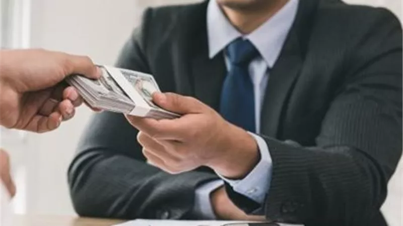 ثروته لا تتناسب مع دخله.. إحالة مسؤل جمركي للمحاكمة بتهمة الكسب غير المشروع 
