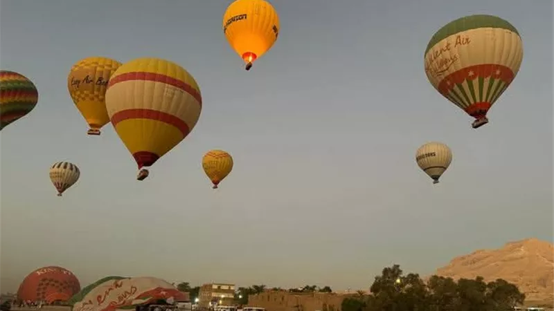 سماء الأقصر تتزين بـ60 رحلة بالون طائر على متنها 1800 سائح