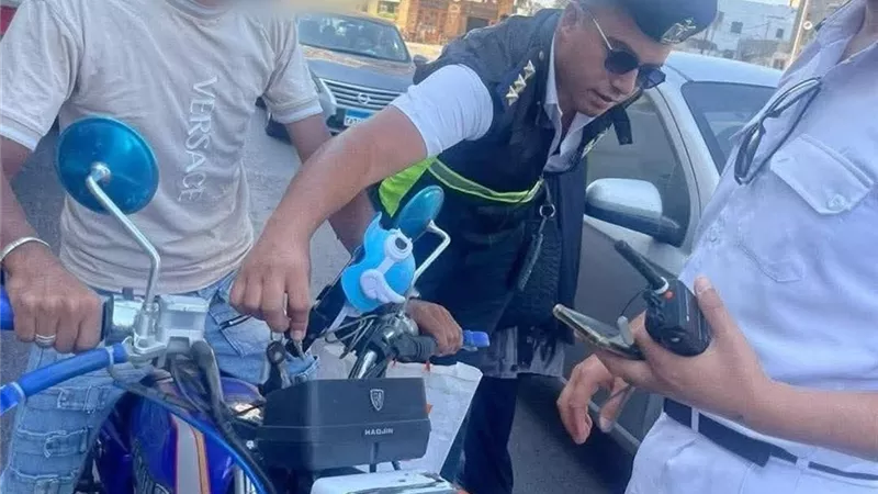 تحمل اسم «كارثة».. دراجة بخارية تثير الجدل في الإسكندرية وإطلاق هاشتاج «خليها تنضف» 