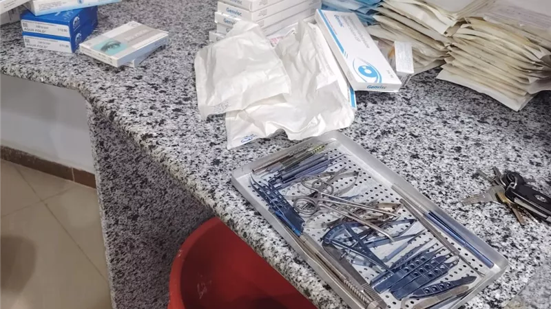 ضبط مستلزمات وعدسات طبية منتهية الصلاحية بغرفة عمليات الرمد بمركز سوهاج