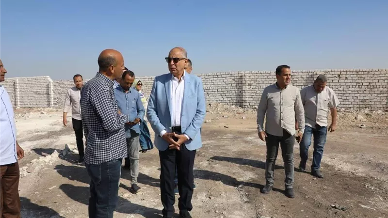 استجابة لأهالي ملوي.. محافظ المنيا يتفقد موقع إنشاء سوق الماشية الجديد بالطريق الصحراوي الشرقي