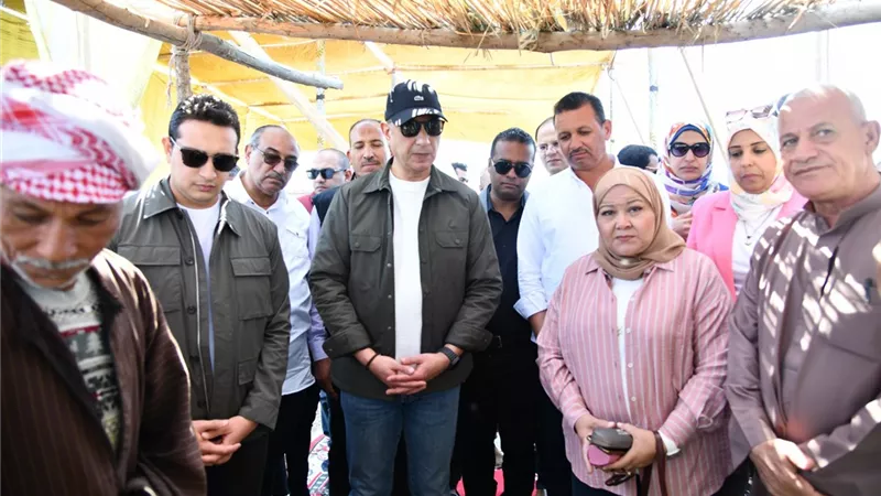 محافظ الفيوم يشهد مزاداً لبيع السمك والجمبري في بحيرة قارون
