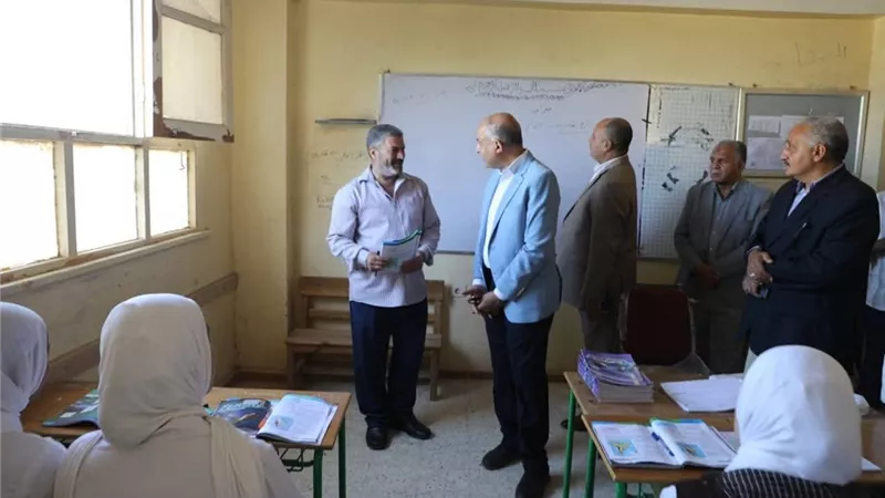 محافظ المنيا يتابع انتظام سير العملية التعليمية بمدرسة البرشا في ملوي