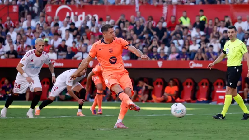من يعوض ليفاندوفسكي؟.. برشلونة يبحث عن مهاجم جديد