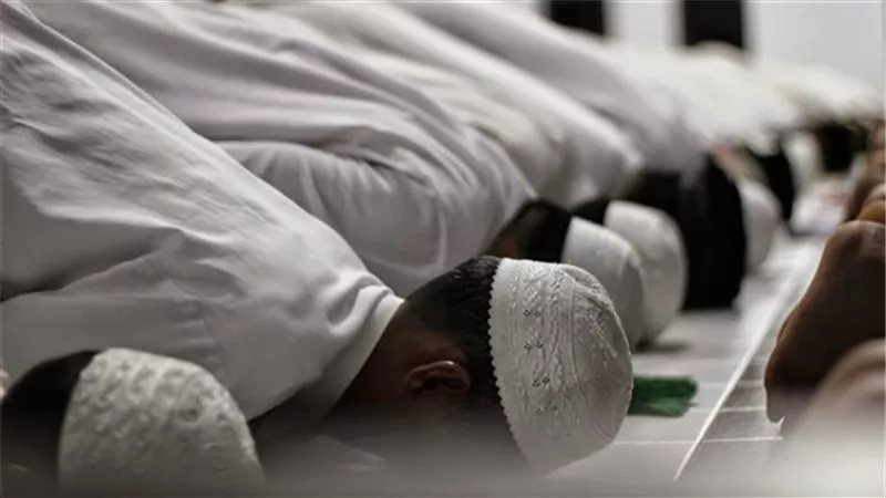 خطيب بوزارة الاوقاف يكشف سر قراءة الفاتحة في كل صلاة| خاص