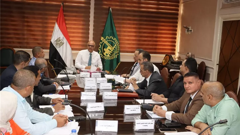 محافظ القليوبية يترأس اجتماع المناطق الصناعية ويوجه بالتيسير على المستثمرين