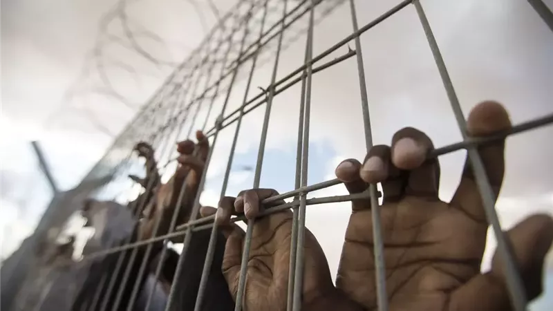 إعلام فلسطيني: تحرك شاحنات مصلحة السجون الإسرائيلية لإطلاق سراح الأسرى