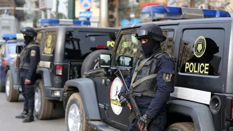 ضبط 3 متهمين لاستدراجهم عاملاً وتهديده بالسلاح وتصويره عارياً بالمطرية