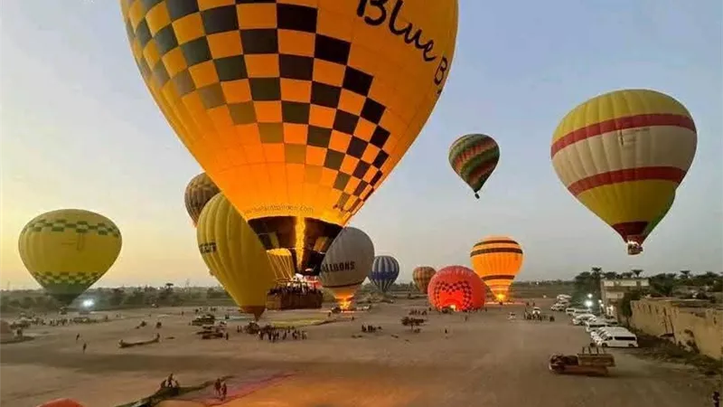 60 رحلة بالون على متنهم 800 سائح يحلقون في سماء الأقصر
