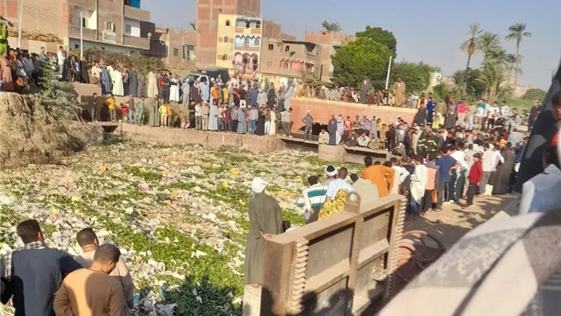 محافظ أسيوط: إنقاذ 10 طلاب سقط بهم تروسيكل أثناء ذهابهم إلى المدرسة |صور