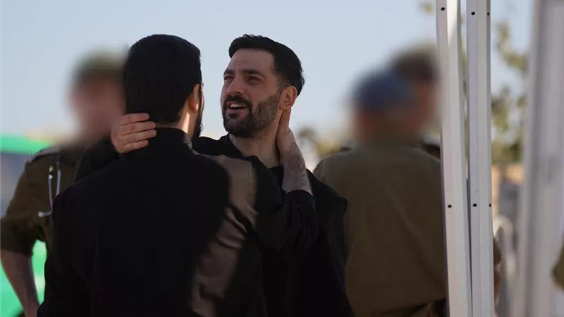 التوأم الإسرائيلي زيف وجالي بيرمان يحتضنان بعضهما بعد إطلاق سراحهما| صور 
