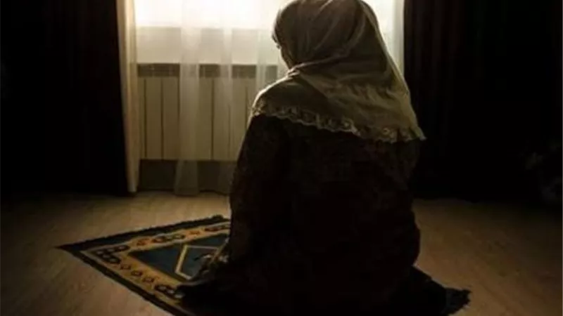 حكم صلاة المرأة في الأماكن العامة.. وهل تجوز صلاتها بالحذاء؟ 
