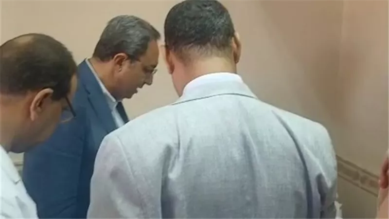 للاطمئنان على صحتهم.. محافظ قنا يزور مصابي حادث أتوبيس عمال شركة الألومنيوم 