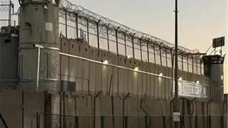 الاحتلال يُطلق قنابل مسيلة للدموع على مراسلي العربية قرب سجن عوفر