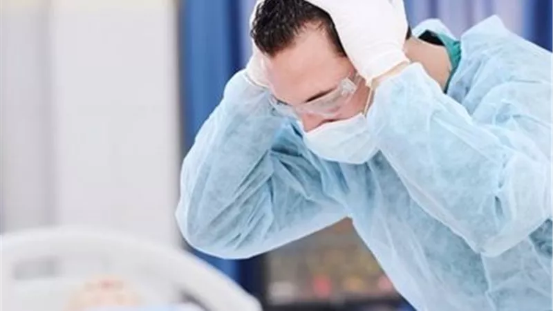 ترك المريض دون علاج.. نص تقرير الطب الشرعي في اتهام طبيب شهير بالأهمال|خاص