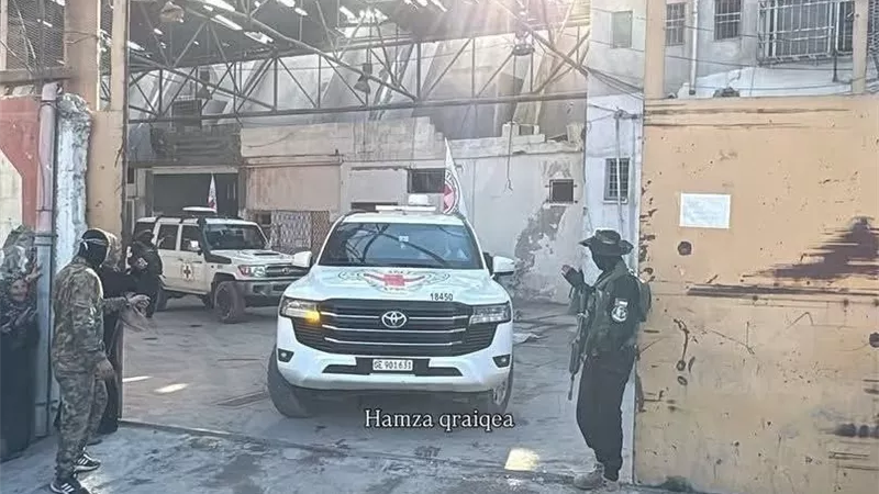 الصليب الأحمر يتسلّم نعشي أسيرين إسرائيليين