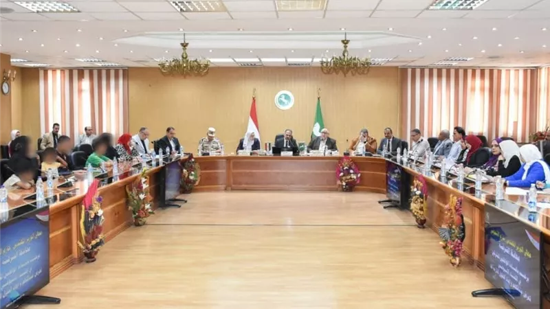 محافظ الشرقية يوجه بتوفير فرص عمل للأسر الأولى بالرعاية ومتحدي الإعاقة|صور