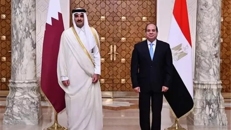 لمشاركته في قمة شرم الشيخ للسلام بمصر.. الرئيس السيسي يستقبل نظيره القطري  