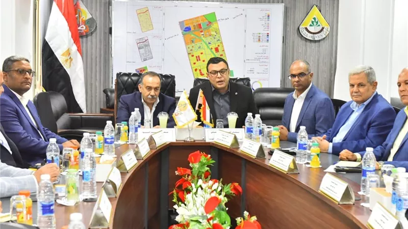 وزير الإسكان ومحافظ أسيوط يعقدان اجتماعاً بمقر جهاز مدينة ناصر