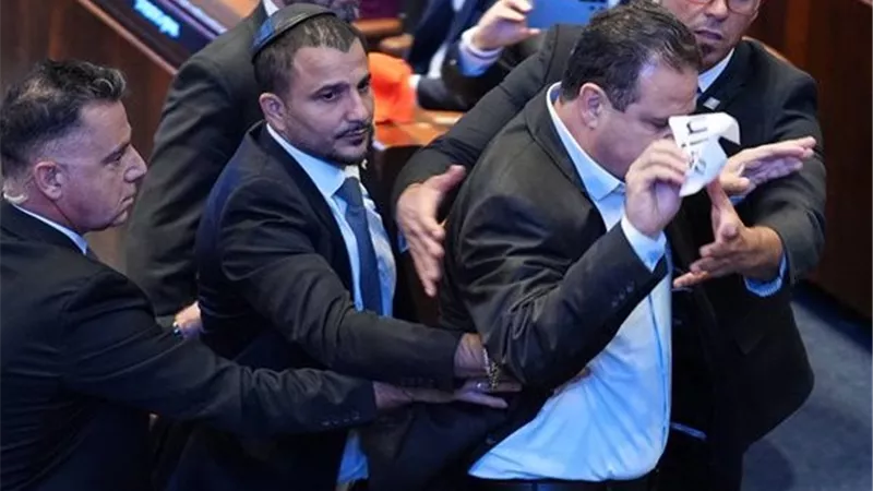 أول تعليق من أيمن عودة بعد طرده من الكنيست لانتقاده ترامب