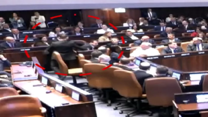 لحظة طرد نائبين رفعا شعار 