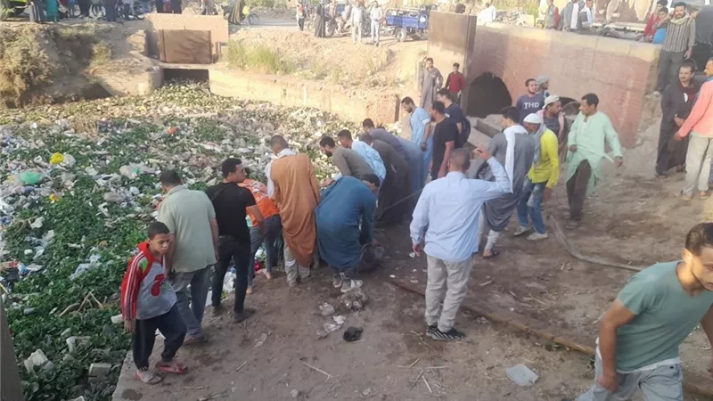 مدير تعليم أسيوط يطمئن على حالة الطلاب المصابين فى حادث سقوط تروسيكل