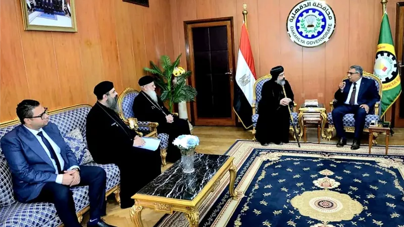 محافظ الدقهلية يستقبل وفد الكنيسة للتهنئة بذكرى انتصارات أكتوبر
