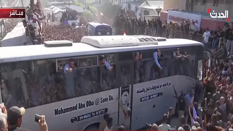 «غزة تحتفل» .. وصول أول حافلة أسرى فلسطينيين وسط أجواء من الفرح في القطاع| فيديو