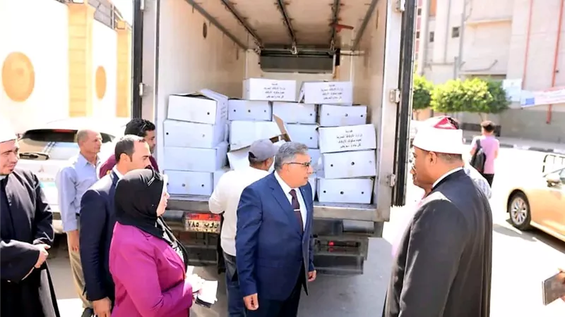 محافظ الدقهلية يسُلّم دفعة من صكوك الإطعام لدعم الأسر الأولى بالرعاية