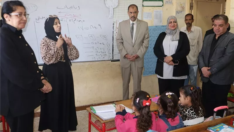 5 قرارات لمحافظ سوهاج خلال جولة بعدد من المدارس والمصالح الحكومية |صور