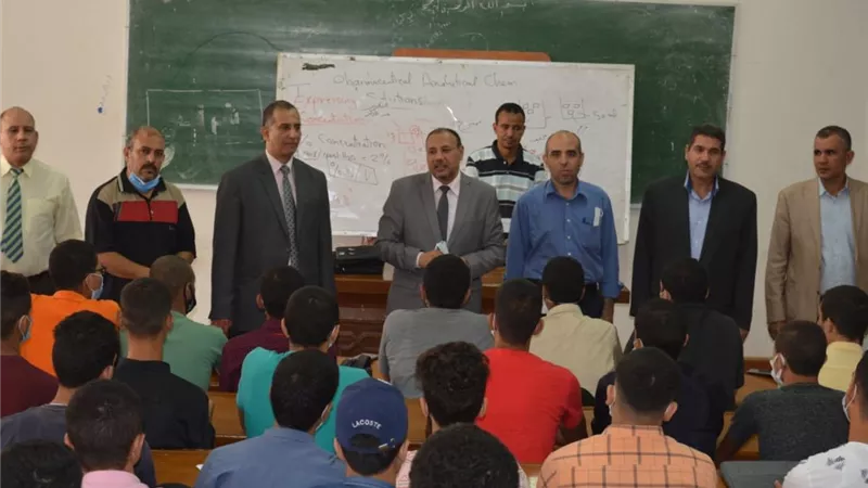 نائب رئيس جامعة الأزهر يتابع انتظام الدراسة بكلية الصيدلة بنات بأسيوط