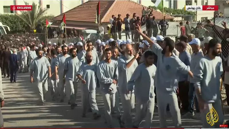 وصول حافلات أسرى فلسطينيين محررين  إلى مجمع ناصر الطبي بخان يونس| فيديو