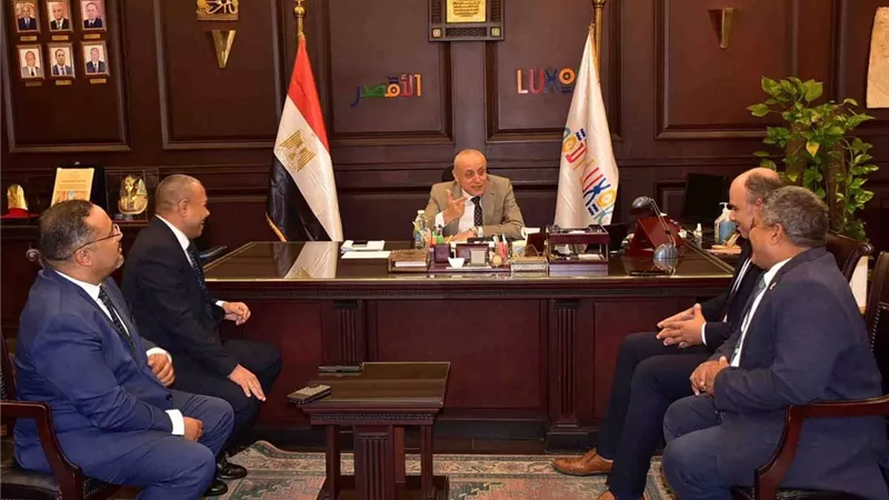 محافظ الأقصر يستقبل وفد البنك الزراعي لمناقشة مشروع تمويل سيارات الأجرة