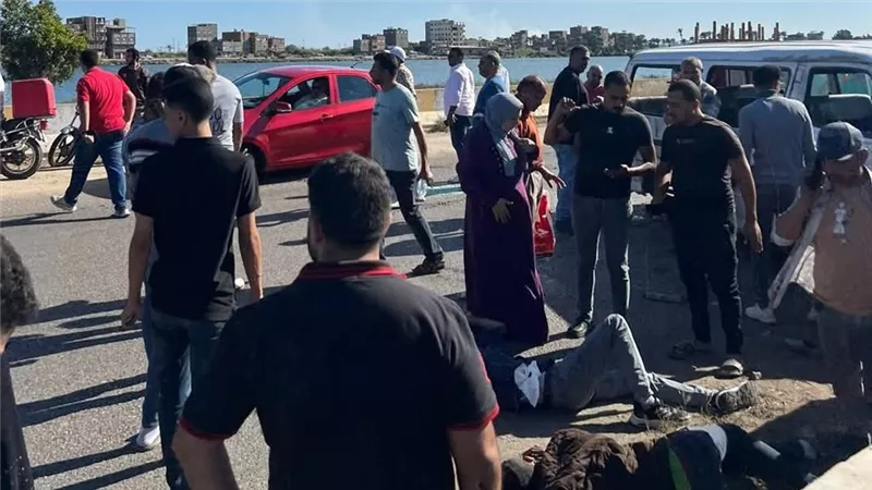 إصابة 5 أشخاص في انقلاب ميكروباص بدمياط | صور