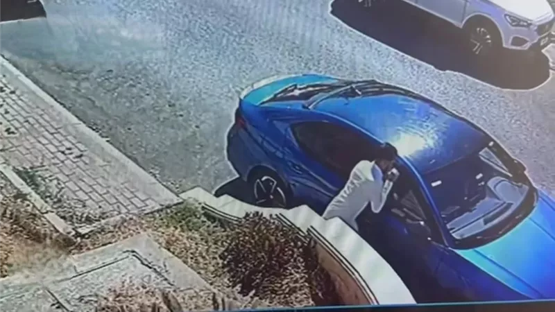 كسر الزجاج.. سرقة وتخريب سيارتين أمام بوابة كمبوند شهير بالتجمع 