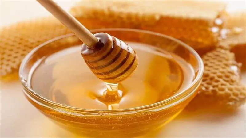 4 أقنعة من العسل تعيد الحياة إلى الشعر الجاف والتالف