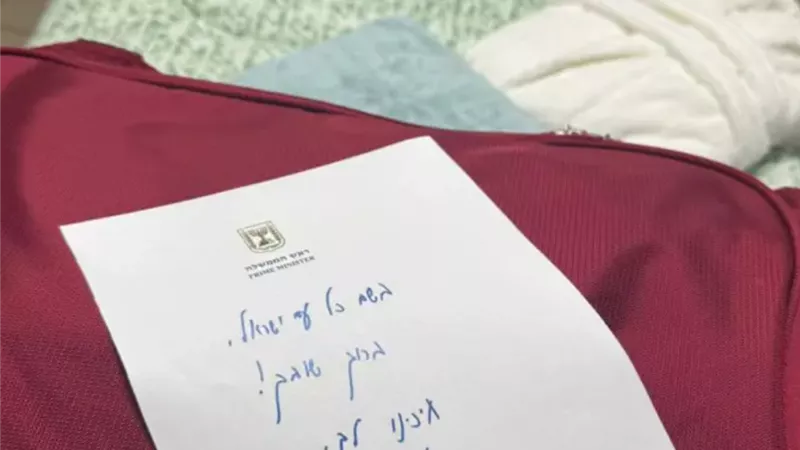 «بخط يده».. نتنياهو يترك رسالة للرهائن الإسرائيليين العائدين من الأسر 